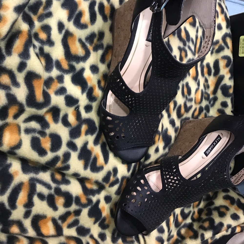 Black wedges